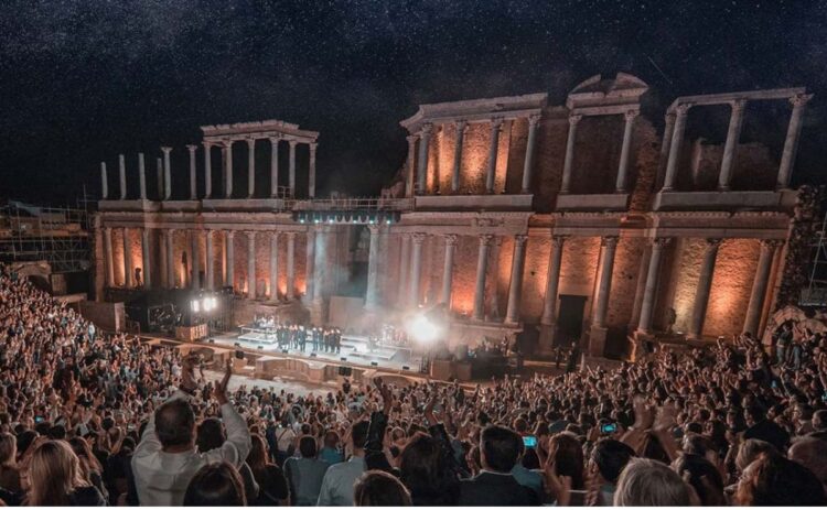 El público disfruta de una de las actuaciones del festival Stone & Music de Mérida