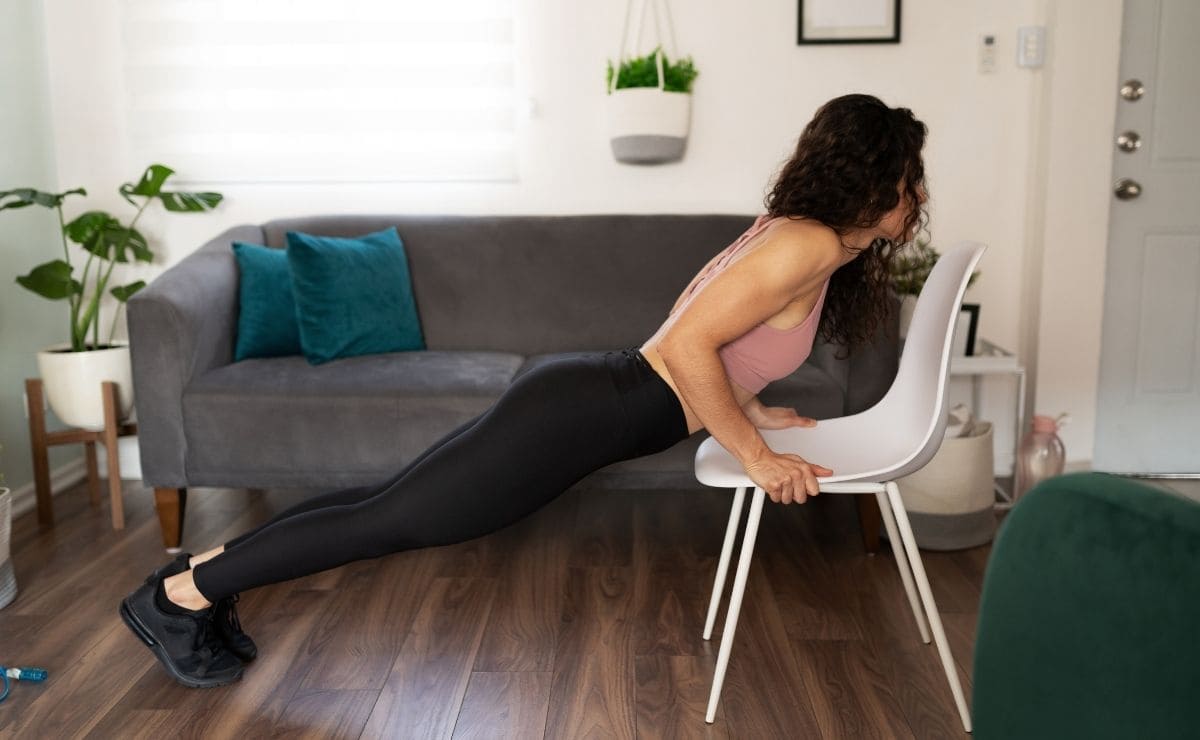 Las flexiones en silla son un ejercicio ideal para los brazos