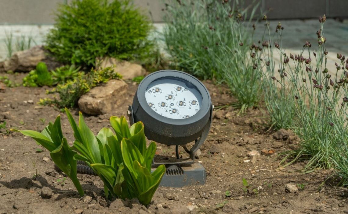Amazon tiene el foco proyector LED resistente al agua que carga con poca luz y te ayudará a ahorrar