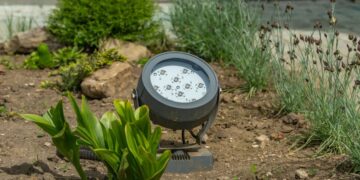 Amazon tiene el foco proyector LED resistente al agua que carga con poca luz y te ayudará a ahorrar
