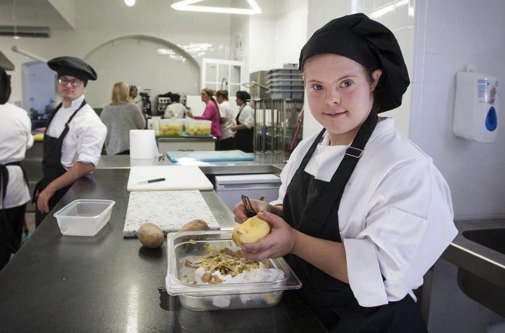 Una de las trabajadoras con discapacidad del Restaurante.