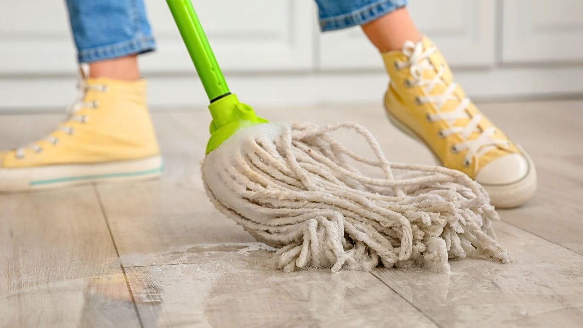 Limpiar suelo del hogar con vinagre de limpieza