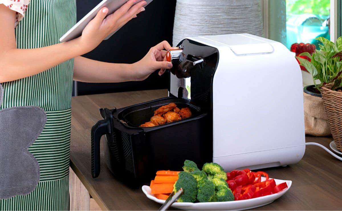 Freidora de aire o vitrocerámica, ¿cuál gasta más en el consumo de la luz?