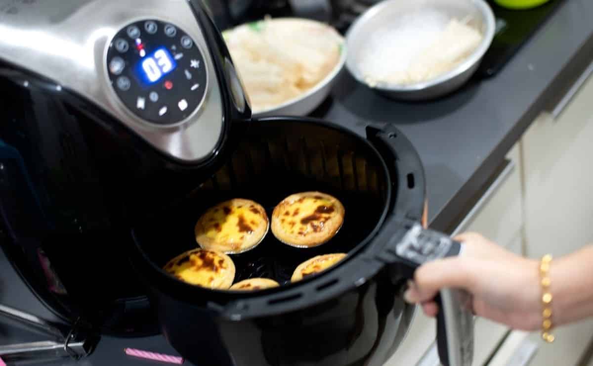 Podemos hacer tartas en la freidora de aire, pero con sus moldes