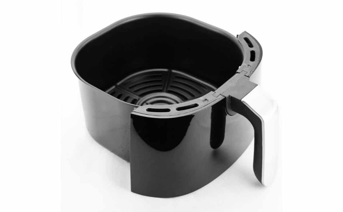 La cesta de esta freidora de aire de El Corte Inglés es muy amplia y extraíble