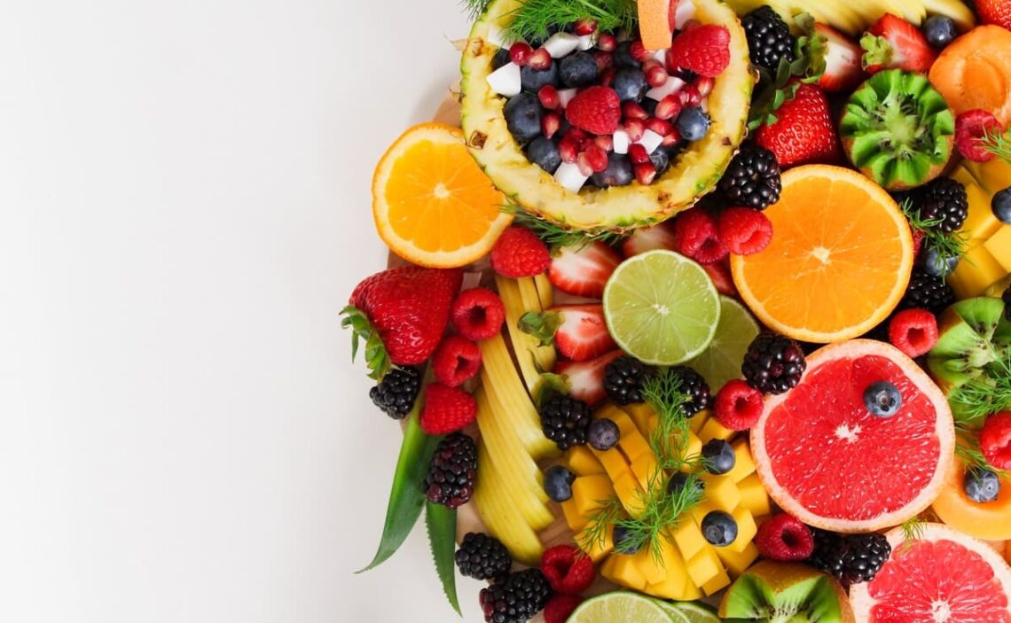 dieta rica en frutas La dieta está incompleta sino tenemos frutas incluidas en ella, especialmente porque son fuente de azúcares naturales como la sacarosa, fructosa y glucosa. Además, dentro de este complejo grupo hay para todos los gustos, es decir, si te gustan los sabores dulces, están las fresas, pero si disfrutas lo ácido existen los cítricos como el maracuyá. Por otra parte, la presencia de las frutas en la dieta no es un tema de sabor, sino de nutrición; puesto que son la mejor fuente de antioxidantes conocidas. De igual forma son una vía para obtener otros compuestos como la fibra, el potasio y vitaminas importantes. Bien sea como un jugo, batido, ensalada o postre, no dejes de disfrutarlas y por supuesto, inculca a tus hijos la importancia de estos alimentos. Importancia de las frutas en la dieta Hay muchas razones por las que la dieta no puede carecer de ningún alimento. En el caso de las frutas, terminan de complementar las exigencias del organismo. A continuación las principales razones por las que estas dulces y delicadas amigas son indispensables para vivir: Hidratación Las frutas en su mayoría tienen un altísimo contenido de agua, por lo que facilitan la eliminación de toxinas del cuerpo y por supuesto evitan la deshidratación. Aportan vitamina C a la dieta La vitamina C es indispensable y estos alimentos la aportan sin problema. A razón de ello, se recomienda que sean consumidas a diario. Las frutas más ricas con este componente son los cítricos, kiwi limón, melón, fresas y las frutas tropicales. Antioxidantes La vitamina C no es la única propiedad importante de las frutas. Los antioxidantes como los betacarotenos y la vitamina E, son otros de sus componentes. Si bien las cantidades son un poco pequeñas, influyen positivamente en la aceptación y apetencia por estos alimentos, y se sabe con certeza que nos protegen frente a ciertas enfermedades. Recordemos que las enfermedades degenerativas son evitadas principalmente con antioxidantes en nuestra dieta. Fibra La fibra es responsable de la regulación intestinal, frenar el estreñimiento y facilitar la evacuación. También es beneficioso para evitar enfermedades metabólicas como la diabetes, hipercolesterolemia y obesidad. Aunque están presentes en toda la fruta, la fibra se aloja mayormente en la cáscara de las frutas; así que en caso que sean consumibles como el caso de la manzana, aprovechalas. Efecto diurético en la dieta La retención se evita principalmente con una dieta libre de sodio; en el caso de las frutas no hay ningún problema, puesto que en lugar del compuesto sódico es rico en potasio. En relación a este compuesto, tenemos que decir que es el responsable del drenado del exceso de líquido. También facilita la eliminación de los desechos de la orina. Carecen de grasa La cantidad de grasa que presenta la mayoría de las frutas de nuestra dieta es casi inexistente; aunque existen una excepción y es el coco, el cual es rico en grasas saturadas. Aprovecha las de temporada Cada estación trae una fruta especial para nosotros, por lo que nunca están ausentes en todo el año. Aprovecharlas es fácil, pues solo debes anotar en el calendario la fecha de cultivo de la que te interesa comprar. Dieta dulce Lo maravilloso de las frutas es que su sabor deleita al paladar, sin importar si son dulces o ácidas. Las frutas son fuente natural de azúcares saludables, es decir, sacarosa, glucosa y fructosa. En caso que tengas ganas de comer algo ultra procesado, recurre a las fresas o los melocotones. En cualquier momento Lo bueno de las frutas es que pueden ser comidas a cualquier hora, sin embargo, evita que sean tu cena debido a que si bien no te harán engordar, podrían elevar tu nivel de glucemia. Trata que cuando las ingieras sean crudas, para así aprovechar sus compuestos íntegramente. Cabe destacar que la cocción y el pelado profundo de la cáscara las hace perder nutrientes.