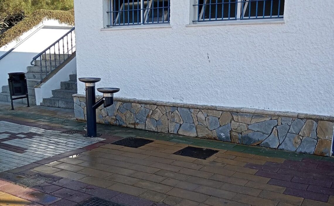 El Ayuntamiento de Rota instala nuevas fuentes accesibles para personas con discapacidad, pequeños y mascotas