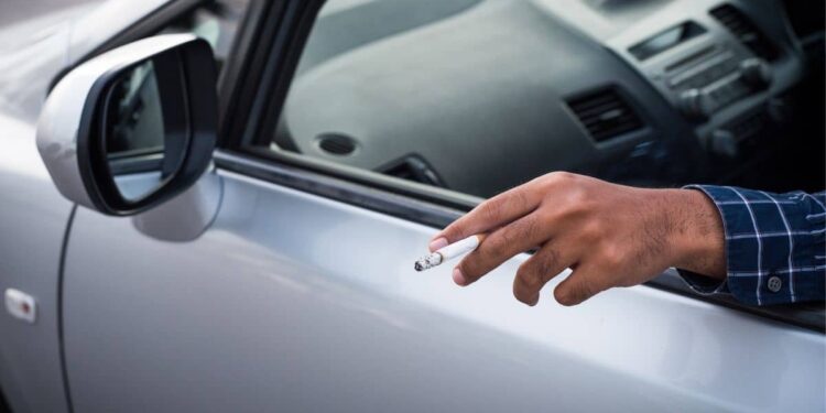 fumar coche dgt tráfico multa sanción recomendación tabaco