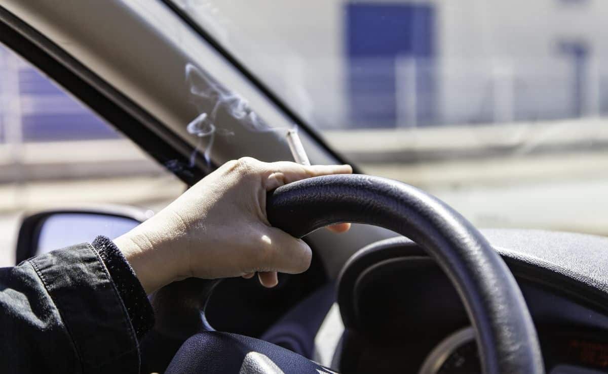 fumar coche dgt tráfico multa sanción recomendación tabaco