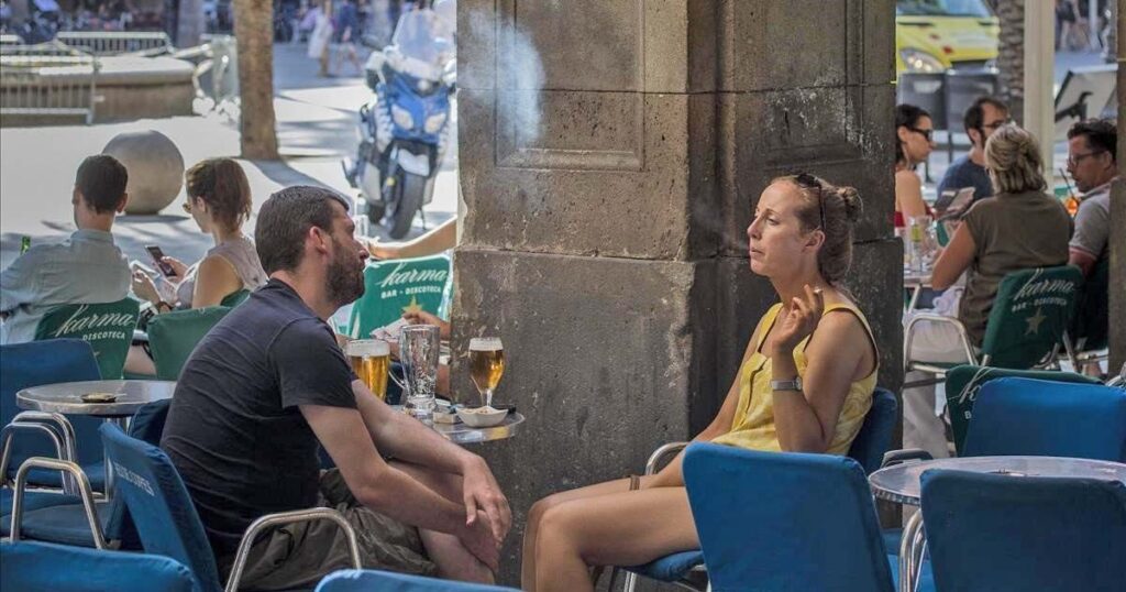 Persona fumando en una terraza fumar