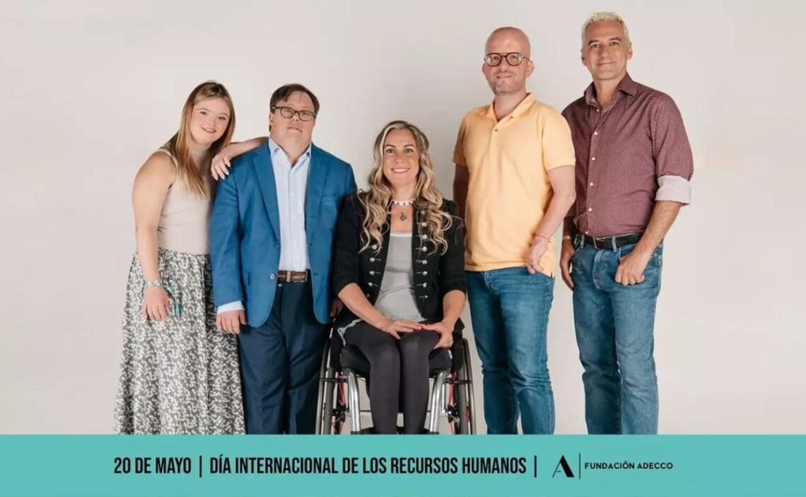 Personas con discapacidad de la Fundación Adecco lanzan un mensaje relacionado con el empleo a los departamentos de Recursos Humanos