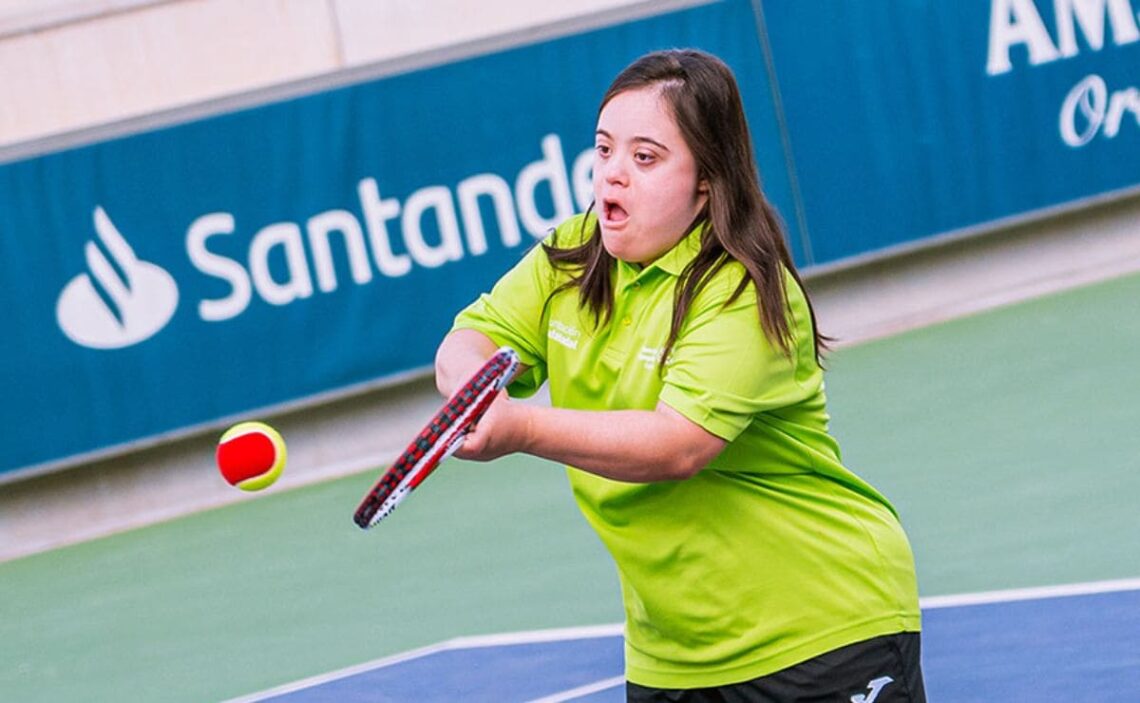 Persona con discapacidad intelectual jugando al tenis en la Fundación Rafa Nadal