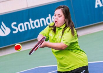 Persona con discapacidad intelectual jugando al tenis en la Fundación Rafa Nadal