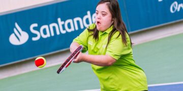 Persona con discapacidad intelectual jugando al tenis en la Fundación Rafa Nadal