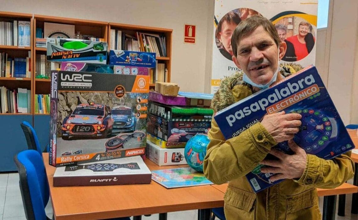 Un usuario de la Fundación Futudis con algunos de los juguetes donados por El Corte Inglés