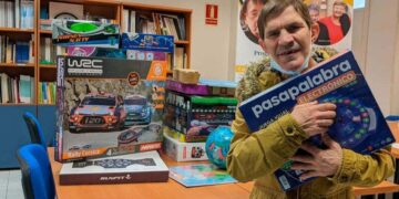 Un usuario de la Fundación Futudis con algunos de los juguetes donados por El Corte Inglés
