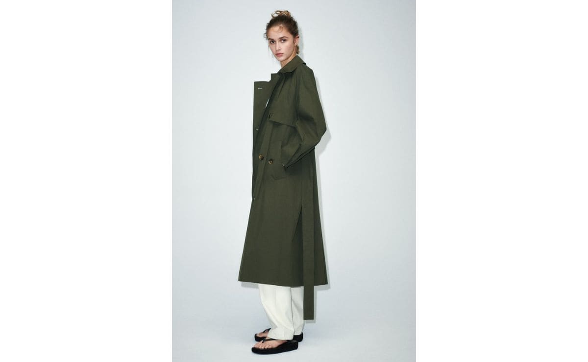 La gabardina oversize que ahora encontrarás en las rebajas de Zara