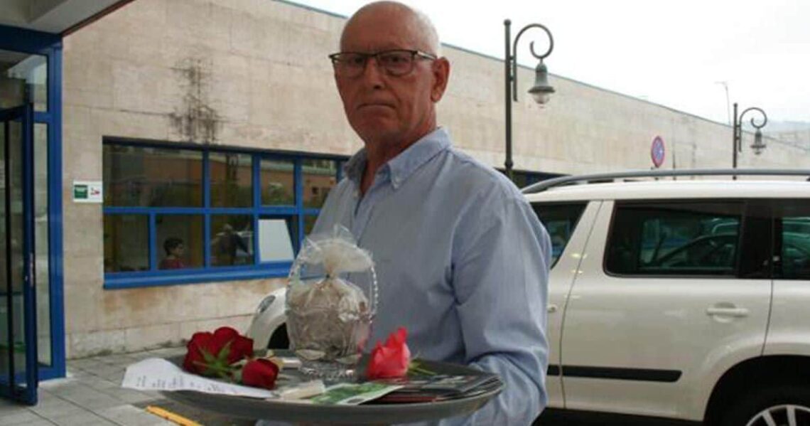 Germán Navarro con los "obsequios" para el médico