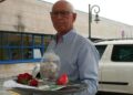 Germán Navarro con los "obsequios" para el médico