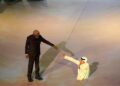 Ghanim Al-Muftah junto a Morgan Freeman en la inauguración del Mundial de Qatar 2022