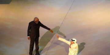Ghanim Al-Muftah junto a Morgan Freeman en la inauguración del Mundial de Qatar 2022
