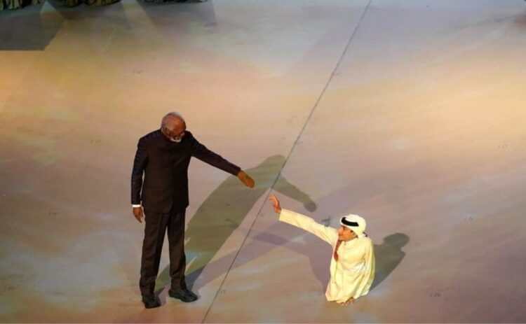 Ghanim Al-Muftah junto a Morgan Freeman en la inauguración del Mundial de Qatar 2022