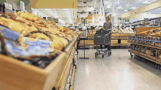 Ella inventó el carro perfecto para que su hija con necesidades la acompañe a hacer las compras