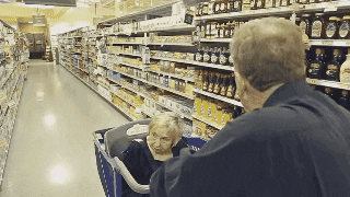 Ella inventó el carro perfecto para que su hija con necesidades la acompañe a hacer las compras