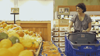 Ella inventó el carro perfecto para que su hija con necesidades la acompañe a hacer las compras