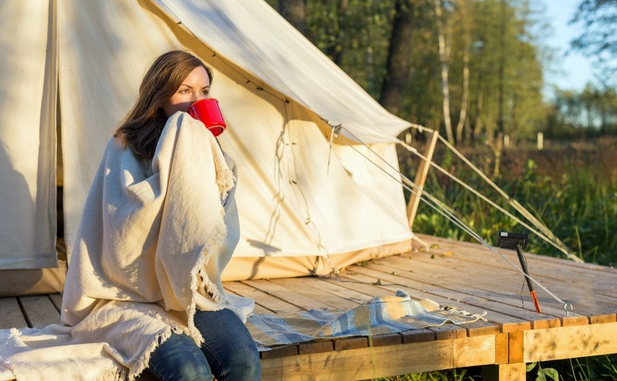 Mujer glamping