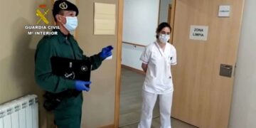 Guadia civil en un centro de personas mayores y discapacidad