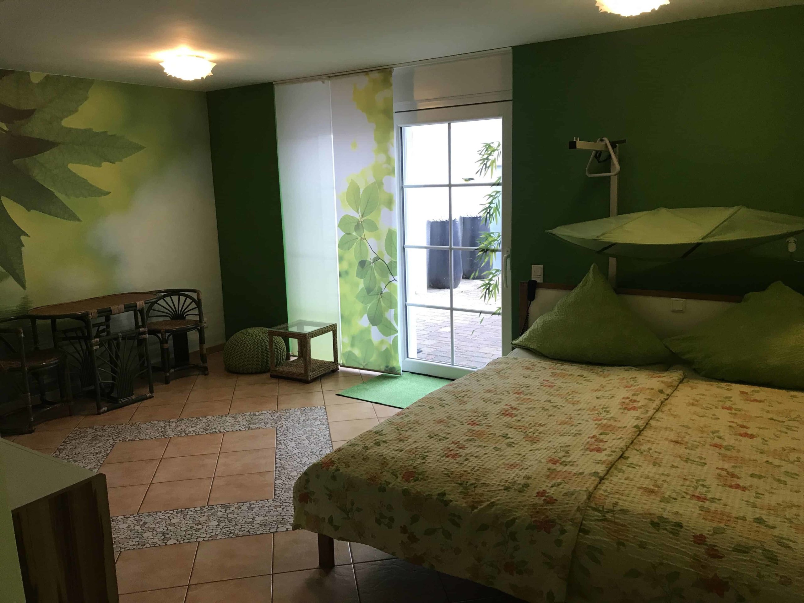 habitación accesible y con tonos verdes