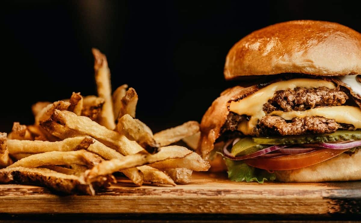 hamburguesa con papas no es un alimento sano para la dieta