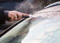 Cómo eliminar el hielo del parabrisas del coche
