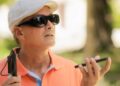 hombre con discapacidad visual ciego