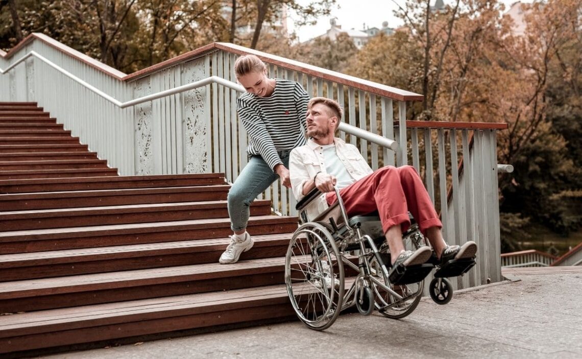 hombre en silla de ruedas falta de accesibilidad discapacidad