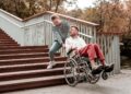 hombre en silla de ruedas falta de accesibilidad discapacidad