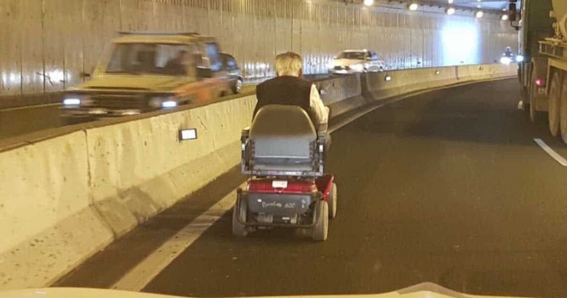 Hombre en silla de ruedas provocando un atasco en Gran Canaria