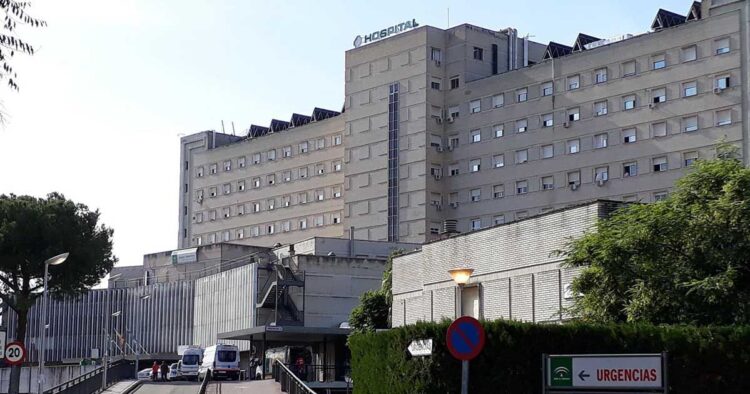 Fachada del Hospital de Valme donde ha permanecido ingresado el menor con meningitis.