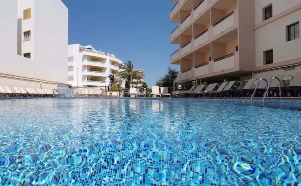 Piscina del Invisa Hotel La Cala, alojamiento que ofrece Viajes El Corte Inglés en Ibiza