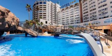 Piscina exterior del Hotel de Marina d'Or que ofrece Halcón Viajes