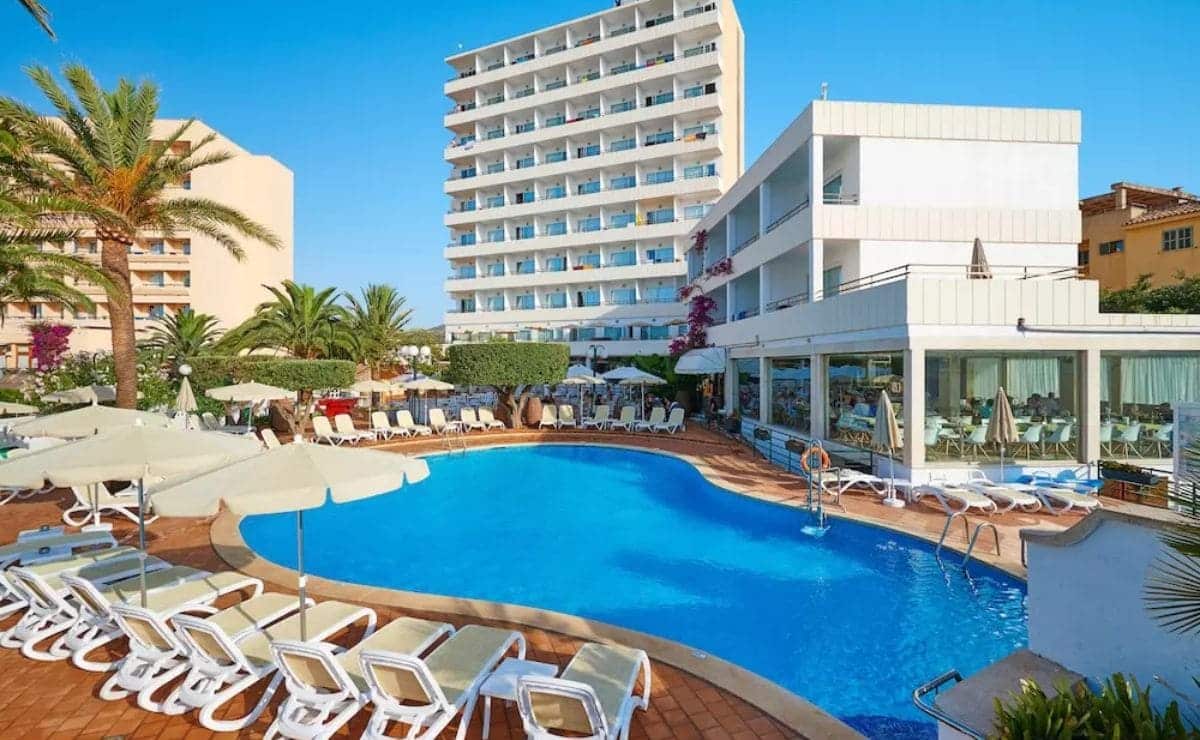 Piscina al aire libre del Hotel y Apartamentos Morito que ofrece Carrefour Viajes en Mallorca