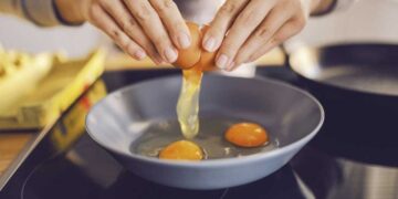 Consumir huevo crudo es una de las razones para infectarnos de salmonella