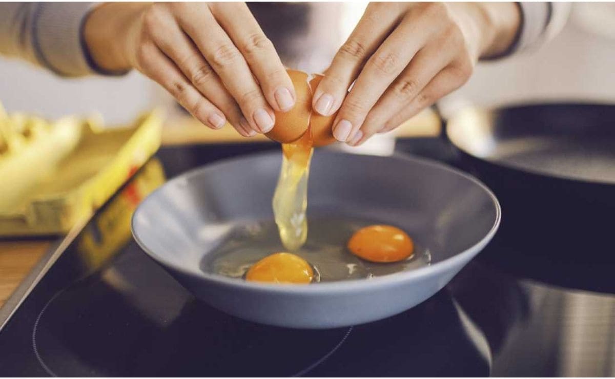 Consumir huevo crudo es una de las razones para infectarnos de salmonella