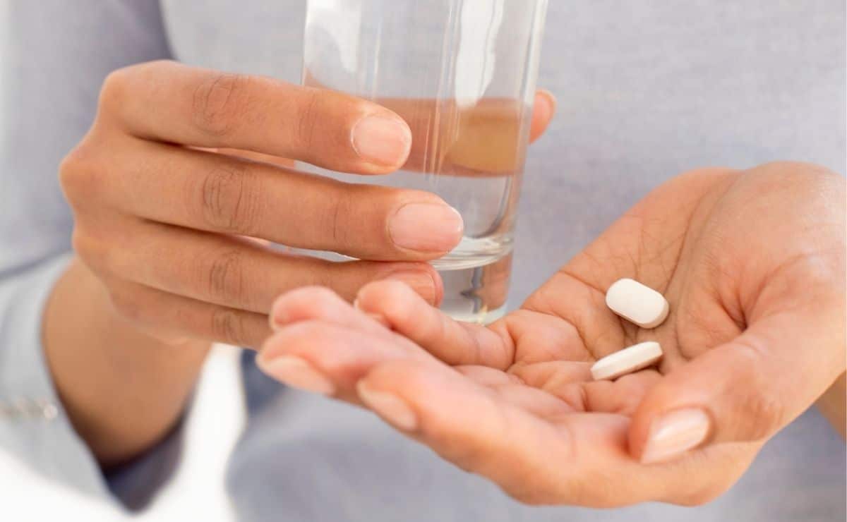 ibuprofeno medicamento pastilla riesgo cardiovascular corazón sangre salud agua