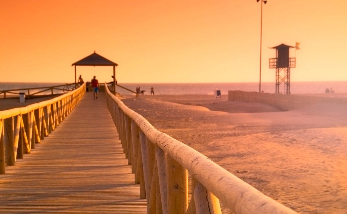 Idealista oferta más de 1.700 alquileres a pie de playa en Cádiz desde 40 euros para el verano