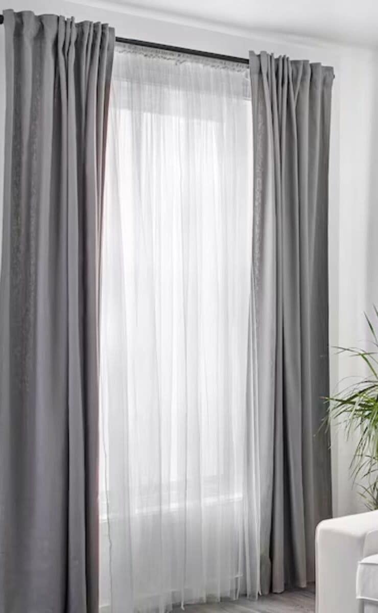 Las cortinas LILL de IKEA son útiles, porque actúan como mosquitera, y además sirve como elemento de decoración