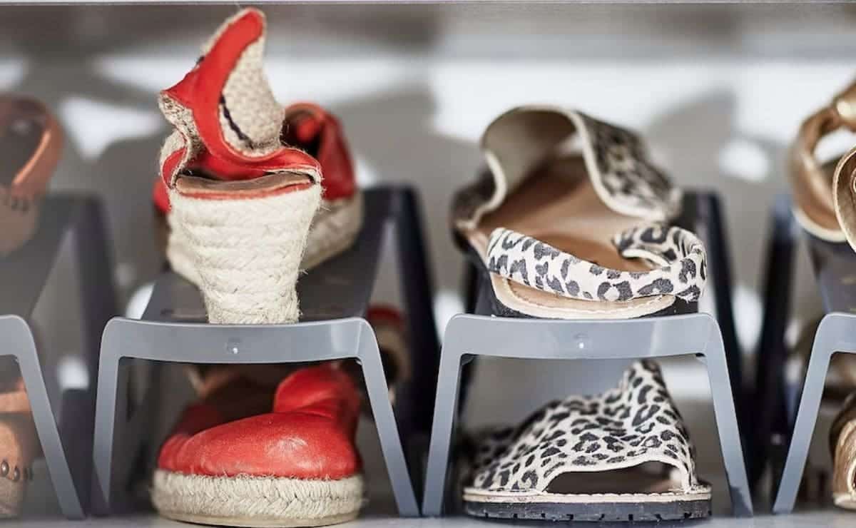 Zapatero MURVEL de Ikea con varios zapatos