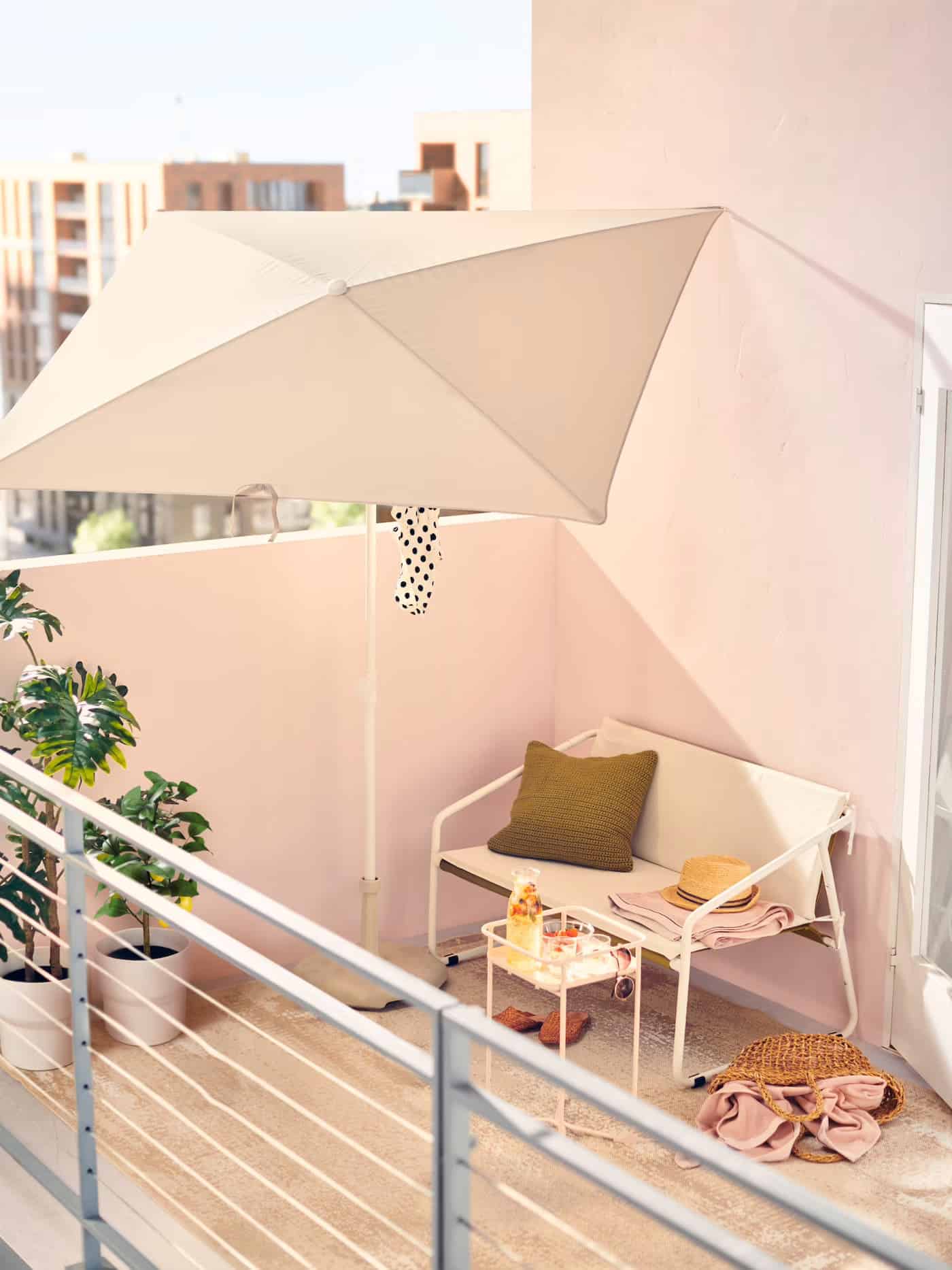 Sombrilla inclinable de Ikea en una terraza