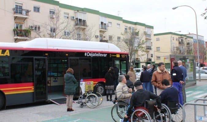 Las paradas de bus se adaptan a los discapacitados